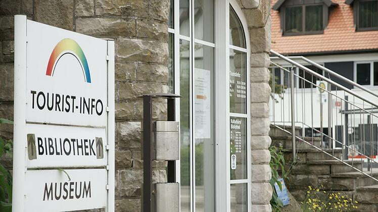 Wegen Schimmels musste die Tourist-Info aus dem Alten Rathaus (im Bild) in die Georgi-Halle ziehen.