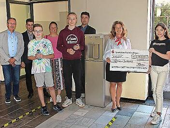 Offiziell in Betrieb genommen wurde im Johann-Philipp-von-Schönborn-Gymnasium ein Wasserspender. Für die Finanzierung sorgten das Landratsamt, die Sparkasse und der Elternbeirat der Schule.