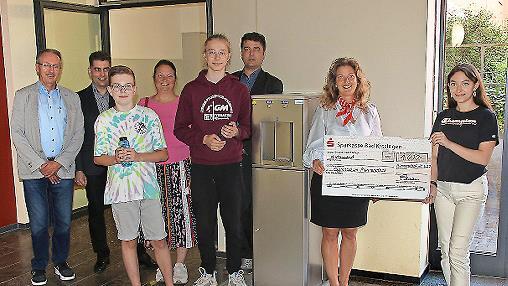 Offiziell in Betrieb genommen wurde im Johann-Philipp-von-Schönborn-Gymnasium ein Wasserspender. Für die Finanzierung sorgten das Landratsamt, die Sparkasse und der Elternbeirat der Schule.