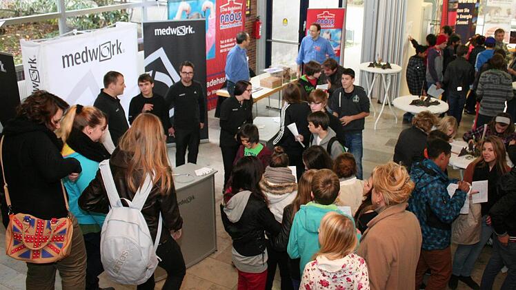 Gut besucht war der Orientierungstag. Blick in die Halle. Foto: Evi Seeger