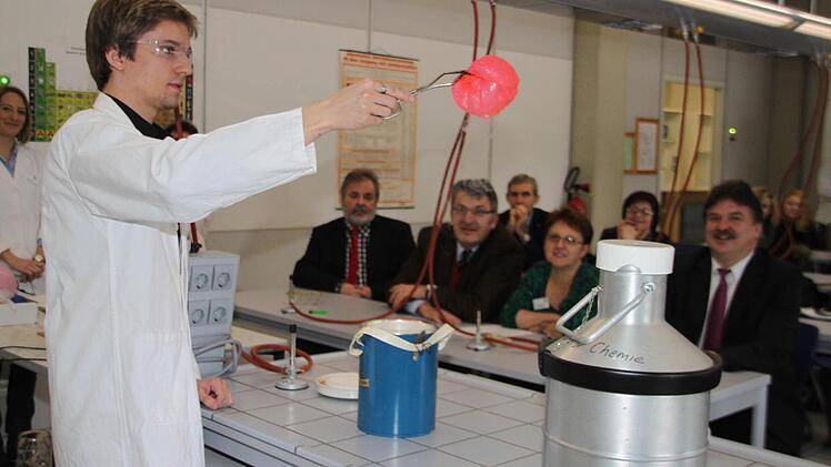 Was mit einem Luftballon passiert, wenn er in flüssigen Stickstoff getaucht wird, zeigt Referendar Tobias Zistler.