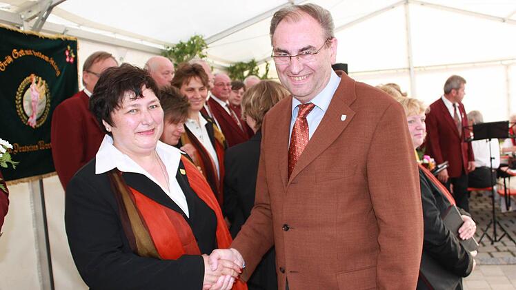 Peter Märkel gratuliert Helga Jahn zur Ernennung zum Ehrenmitglied. Foto: Becht