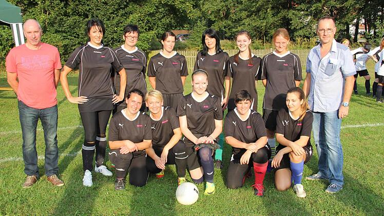 Das Team aus Reutersbrunn mit den Betreuern Detlef Ebert (links)m und Andreas Leibold (rechts). Fotos: Kestel