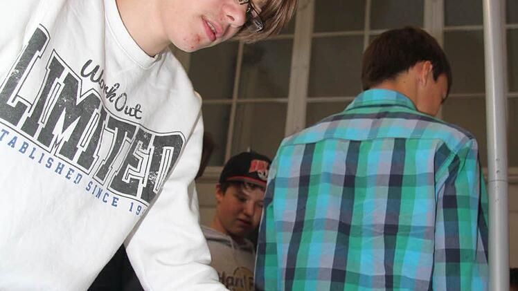 Oliver Klughardt hat den Robotergebaut. Der Roboter ist flach, hat Räder und Schleifer, erklärt er.