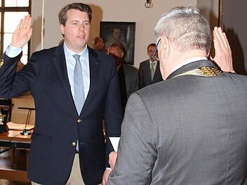 Der neue Oberbürgermeister Norbert Tessmer (rechts) nahm dem Neuling im Coburger Stadtrat, Erbprinz Hubertus von Sachsen-Coburg und Gotha (CSU) den Eid ab. Foto: Ulrike Nauer