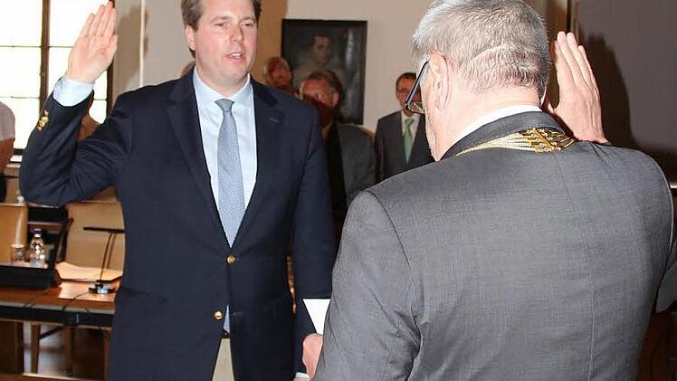Der neue Oberbürgermeister Norbert Tessmer (rechts) nahm dem Neuling im Coburger Stadtrat, Erbprinz Hubertus von Sachsen-Coburg und Gotha (CSU) den Eid ab. Foto: Ulrike Nauer