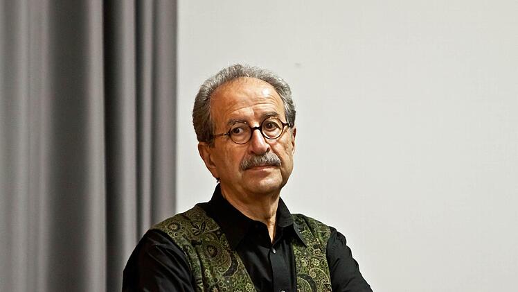 Rafik Schami bei seinem Auftritt im Pfarrsaal von St. Augustin.Foto: Jochen Berger