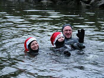 Martina und Tini haben Spaß beim Adventschwimmen der Wasserwacht in der Saale. Fotos: Werner Vogel