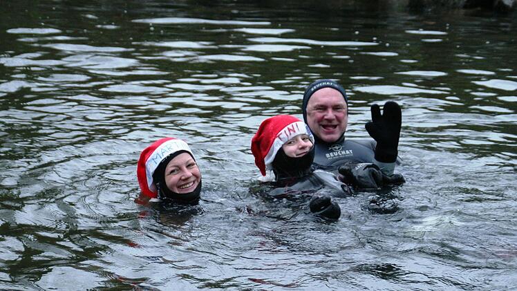 Martina und Tini haben Spaß beim Adventschwimmen der Wasserwacht in der Saale. Fotos: Werner Vogel