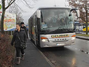 Die Busse des Schienenersatzverkehrs halten direkt vor der Obermain-Therme in Bad Staffelstein. Trotzdem befürchten die Verantwortlichen, dass sich einige Besucher von der Streckensperrung abschrecken lassen und die Therme in der Zeit nicht besuchen.  Foto: Andreas Schmitt