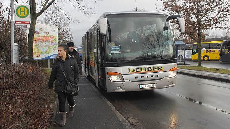 Die Busse des Schienenersatzverkehrs halten direkt vor der Obermain-Therme in Bad Staffelstein. Trotzdem befürchten die Verantwortlichen, dass sich einige Besucher von der Streckensperrung abschrecken lassen und die Therme in der Zeit nicht besuchen.  Foto: Andreas Schmitt