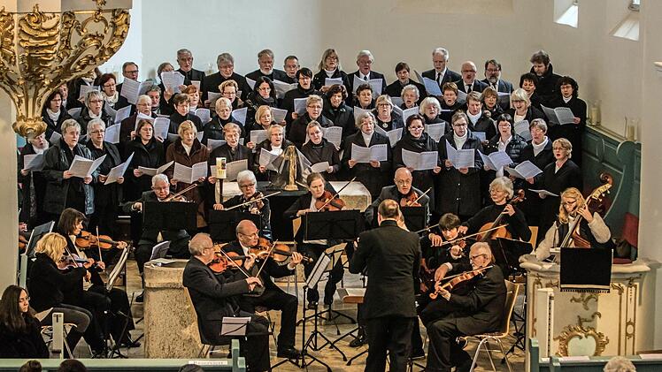 Die Sängervereinigung Bad Rodach, der Stadtkantorei und das Collegium musicum Hildburghausen führten gemeinsam das Oratorium "Golgatha" in der Johanniskirche der Kurstadt auf. Foto: Jochen Berger
