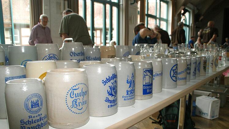 Krüge, Gläser, Bierfilze, Kronkorken, Aschenbecher und Werbeschilder waren bei der Sammlerbörse in Eltmann zu bewundern.  Fotos: sw (4) und ks (2)