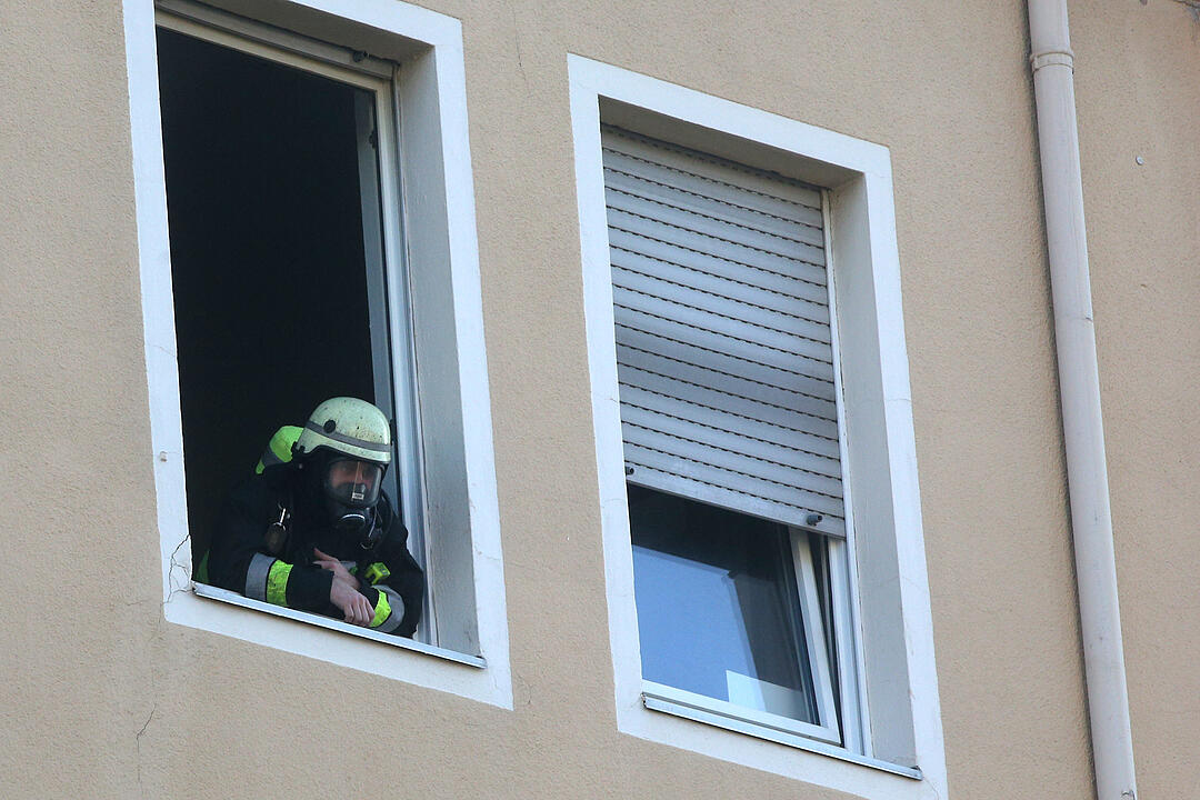 Wohnungsbrand in Nürnberg: Feuerwehr rettet Bewohner mit Drehleiter