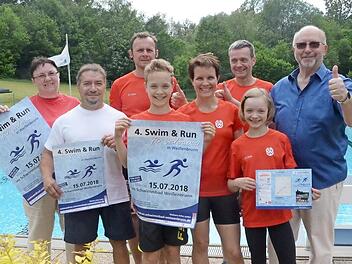 Sie haben alles gut vorbereitet am Schwimmbad in Weißenbrunn: v.l. Ruth Tölg, Norbert Höfner, Alfred Hofmann, Ben Kaufmann, Katharina Kaufmann, Oliver Kaufmann, Annika Kaufmann, Bürgermeister Egon Herrmann (Vorsitzender der Schwimmbadfreunde).  Foto: K.- H. Hofmann