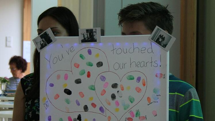 "You've touched our hearts". Welche Herzen Pfarrer Gundermann ber&uuml;hrt hatte, das zeigten die Fingerabdr&uuml;cke auf einem beleuchteten Bild, &uuml;berreicht von der Jugendgruppe. Foto: Maria L&ouml;ffler