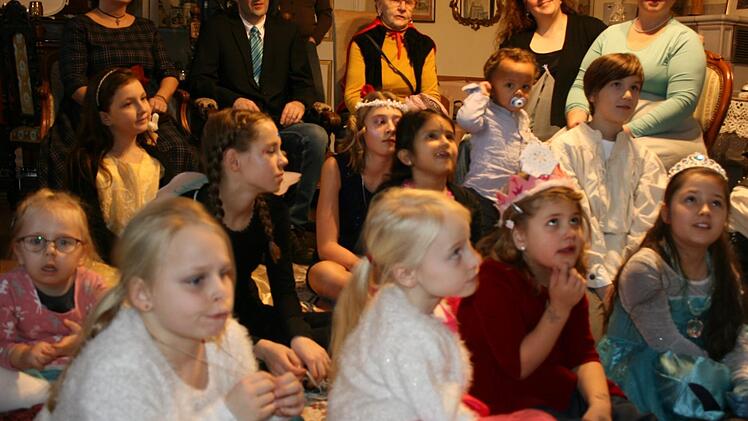 Eine bunte Schar aus verkleideten Kindern lauschte and&auml;chtig den M&auml;rchenerz&auml;hlungen.Maria L&ouml;ffler