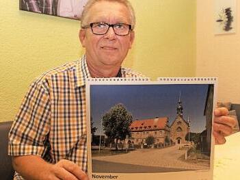 Harald Kaiser stellt seinen siebten Kalender vor. Foto: Evi Seeger