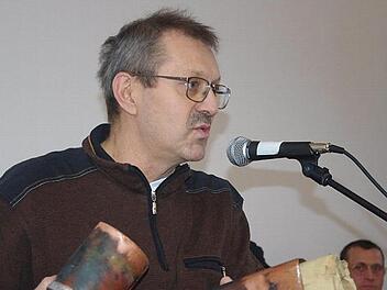 Architekt Elmar Ruß zeigte den Inhalt der "Urne". Diese wurde bei der Grundsteinlegung der alten Schule eingemauert. Foto: Veronika Schadeck