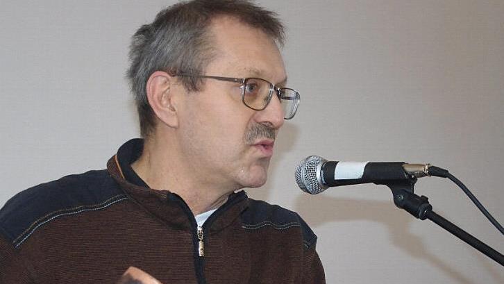 Architekt Elmar Ruß zeigte den Inhalt der "Urne". Diese wurde bei der Grundsteinlegung der alten Schule eingemauert. Foto: Veronika Schadeck