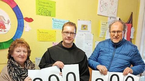 Irmgard Redel und Pater Ludwig Mazur nehmen die Spende von Georg Lang entgegen.  Foto: Thomas Weichert