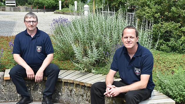 Die beiden Feuerwehrmitglieder Andreas Gagel (links) und Uwe Hegenbart teilen sich die Aufgabe als neue Wespen- und Hornissenberater f&uuml;r den Landkreis Ha&szlig;berge. Foto: Monika G&ouml;hr/Landratsamt Ha&szlig;berge