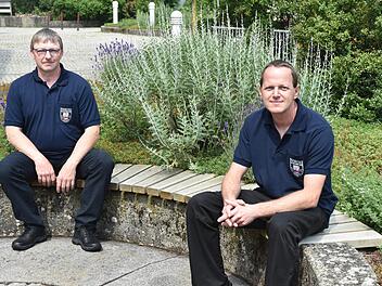 Die beiden Feuerwehrmitglieder Andreas Gagel (links) und Uwe Hegenbart teilen sich die Aufgabe als neue Wespen- und Hornissenberater für den Landkreis Haßberge. Foto: Monika Göhr/Landratsamt Haßberge