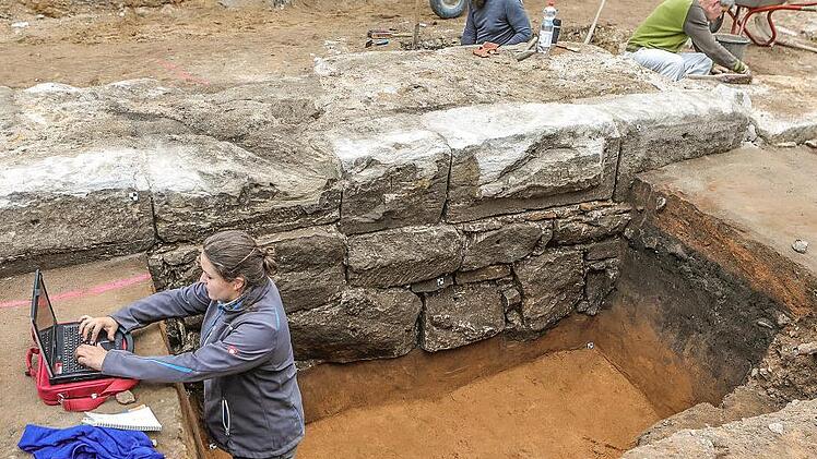 Janette Müller dokumentiert Funde neben der Stadtmauer aus dem 13. Jahrhundert. Fotos: Barbara Herbst