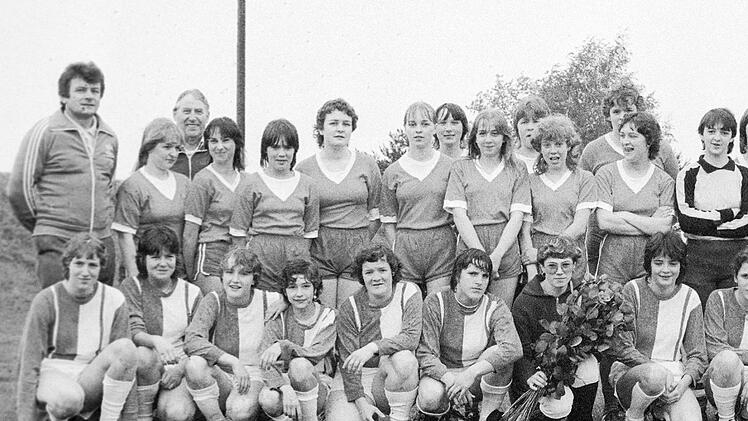 Im Rahmen des Pfingstsportfestes gibt es im Jahr 1983 sogar Frauenfußball zu sehen bei der DJK Gefäll. Mit 2:5 verlieren die DJK-Amazonen gegen den VfB Rupboden. Unser Archivbild zeigt die Teams mit (hinten, von links) DJK-Fußballabteilungsleiter Ewald Zehe und dem Rupbodener Betreuer Willi Riemey. Foto: Archiv