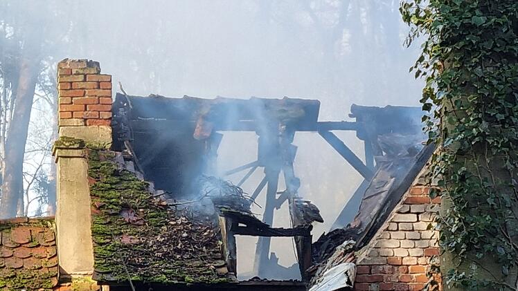Feuerwehreinsatz in Wald: Leerstehendes Haus in Brand geraten