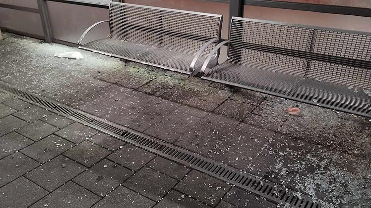 Erlangen: Zwei Jugendliche zerstören Fenster und werfen Roller an Bahnhof um