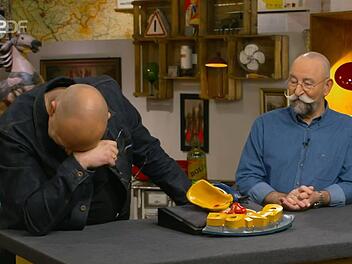 "Das macht doch direkt glücklich", freute sich Horst Lichter über die Donald-Duck-Wandgarderobe auf dem "Bares für Rares"-Tisch. Doch die Geschichte dahinter ließ dem Experten Sven Deutschmanek die Nackenhaare zu Berge stehen.