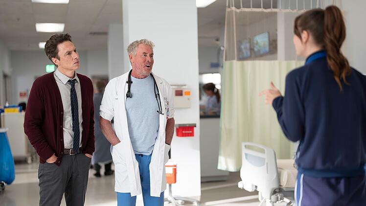 JD (Zach Braff, links) und sein alter Mentor Dr. Cox (John C. McGinley) m&uuml;ssen sich mit dem TikTok-affinen Nachwuchs auseinandersetzen.