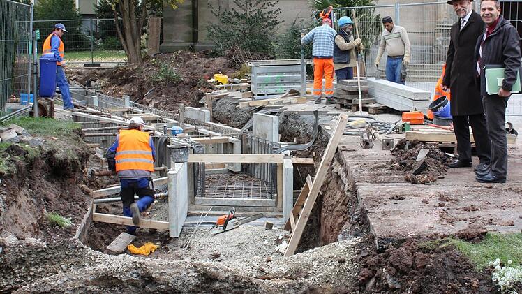 Der Mühlbach wird momentan umgeleitet. An der Herz-Jesu-Stadtpfarrkirche wird  ihm gerade ein neues Bett geschaffen.  Foto: Bartl (2)