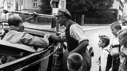 Vor den Reichstagswahlen im September biederte sich Hitler in Tracht den Wählern an. Repro: Bildarchiv Preußischer Kulturbesitz
