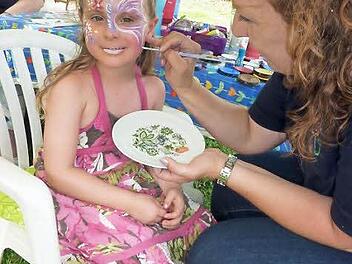 Zu einem Renner wurde das Kinderschminken beim Sommerfest des Obst- und Gartenbauvereins Stockheim-Wolfersdorf mit Sandra Brauer. Die vierjährige Leni-Selma Weißbach ist ganz stolz auf ihre schöne Bemalung. Foto: Gerd Fleischmann