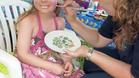 Zu einem Renner wurde das Kinderschminken beim Sommerfest des Obst- und Gartenbauvereins Stockheim-Wolfersdorf mit Sandra Brauer. Die vierjährige Leni-Selma Weißbach ist ganz stolz auf ihre schöne Bemalung. Foto: Gerd Fleischmann