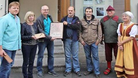 Den "Mürschter Nagel 2014" bekamen Renate und Thomas Kersten (2. und 3. von links). Peter Braun (ganz links), Josef Wilz, Oliver Schikora, Hans Petsch und Sabine Scheublein vom Altstadtverein überreichten den Nagel und die Urkunde.