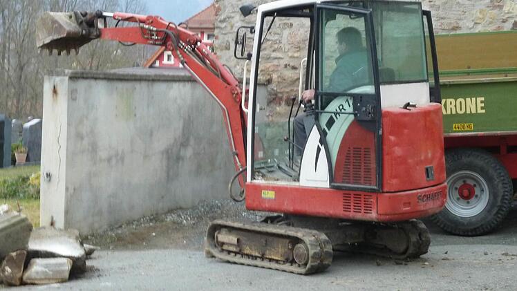 Norbert Wölfel reißt die alte Mauer ein.  Foto: privat