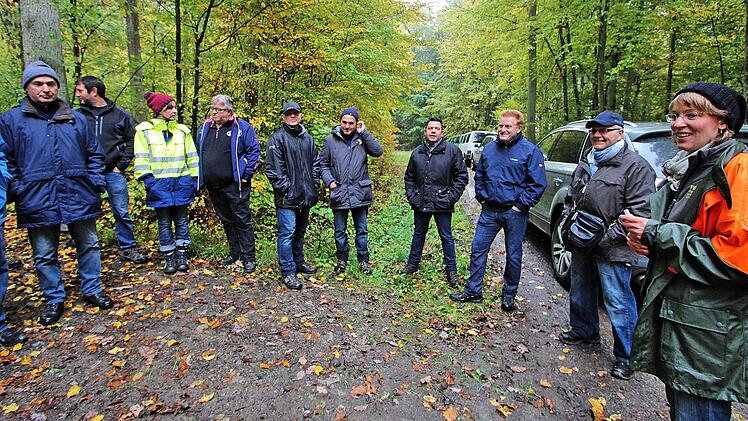 Im Gemeindewald sah sich der Maßbacher Marktgemeinderat vor seiner jüngsten Sitzung um. Rechts Försterin Ute Kerschbaum von der Forstbetriebsgemeinschaft Fränkische Rhön und Grabfeld, die Erläuterungen gab.  Foto: Dieter Britz