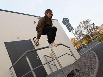 Simon Bahmer zeigt einen sicheren Absprung von einem Treppengeländer. Foto: Arkadius Guzy