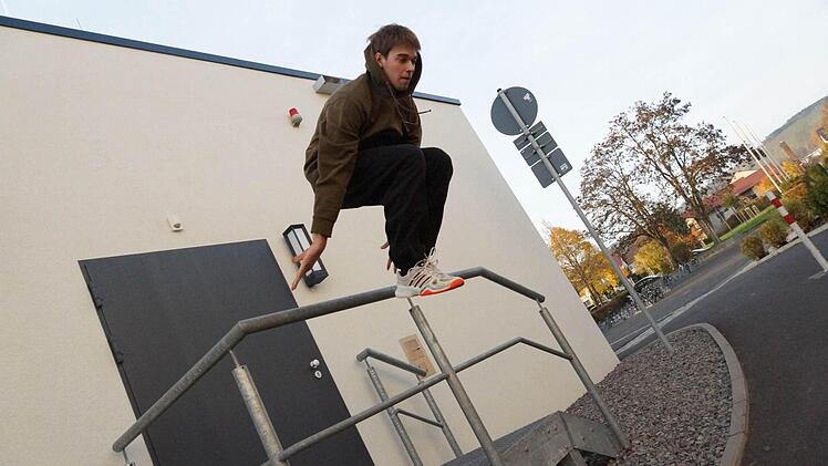 Simon Bahmer zeigt einen sicheren Absprung von einem Treppengeländer. Foto: Arkadius Guzy