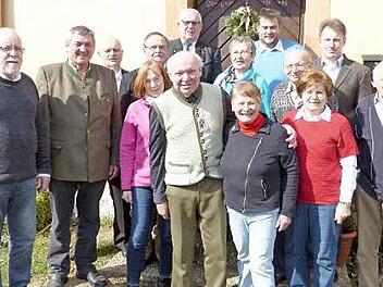 Karl Wenzel-Teuber (vorne, Mitte) mit Ehefrau Marianne im Kreise der Gratulantenschar. Foto: Klaus-Peter Wulf