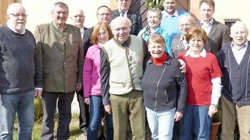 Karl Wenzel-Teuber (vorne, Mitte) mit Ehefrau Marianne im Kreise der Gratulantenschar. Foto: Klaus-Peter Wulf
