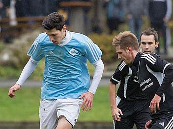 Der Lichtenfelser Aleksander Hurec ist in dieser Szene schneller als der Mistelfelder Christian Senger. Foto: Gick