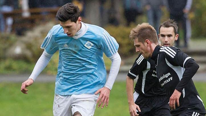 Der Lichtenfelser Aleksander Hurec ist in dieser Szene schneller als der Mistelfelder Christian Senger. Foto: Gick