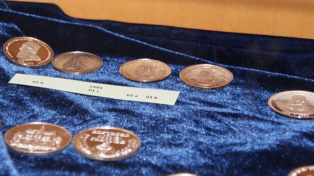 Die Ausstellung ist ein Muss f&uuml;r Adam-Riese-Fans: Selten findet sich eine derartige numismatische Hommage an den legend&auml;ren, anno 1559 verstorbenen Rechenmeister.   Mario Deller