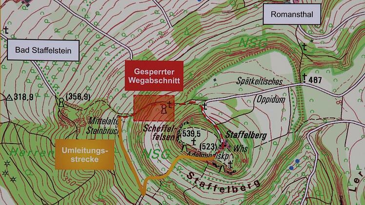 Mit solchen Hinweistafeln werden die Wanderer an mehreren Stellen auf die Umleitung hingewiesen.Matthias Einwag