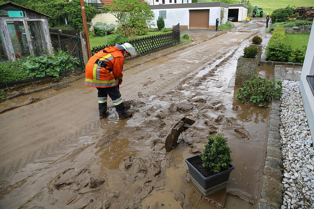Schwerer Platzregen Überschwemmt ganze Straße