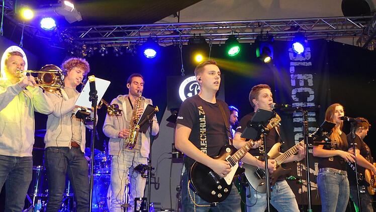 Die Band "Blechhulza" aus Obertrubach spielte handfesten Partyrock vom Feinsten.